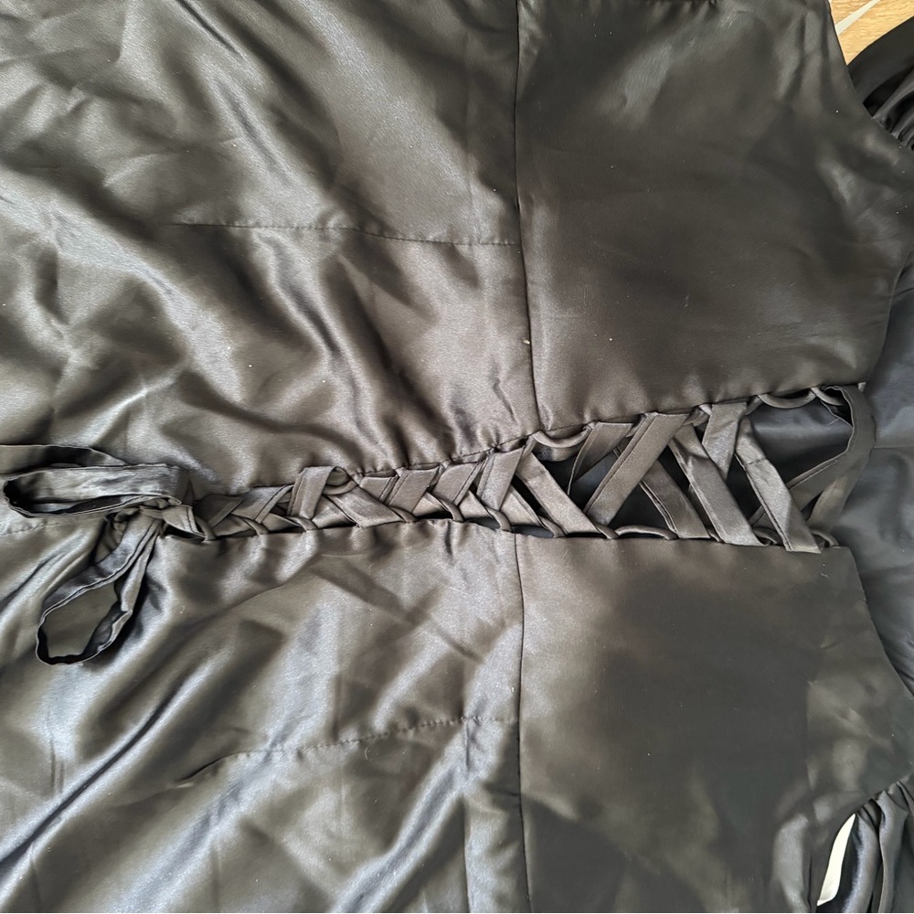 Elegant Black Satin Gown - Picture 7 of 10